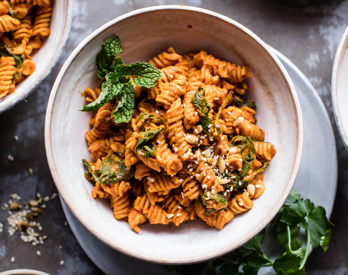 Koraallinzenpasta met kurkuma en zongedroogde tomaten